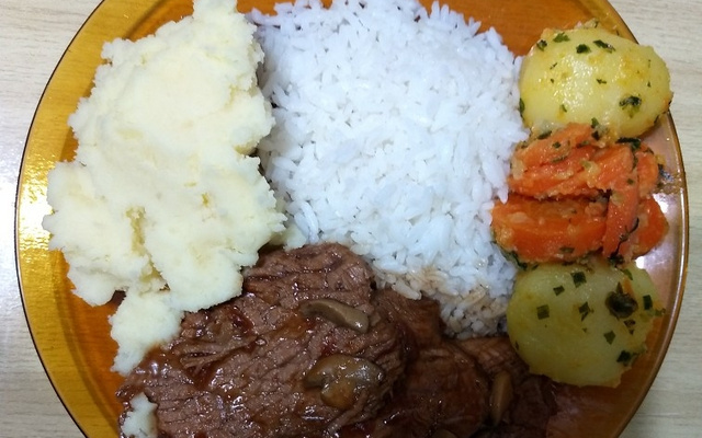 Carne na cerveja preta