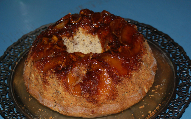 Bolo de maçã com nozes