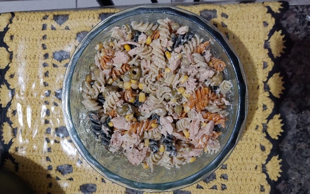 Salada fácil de macarrão e atum
