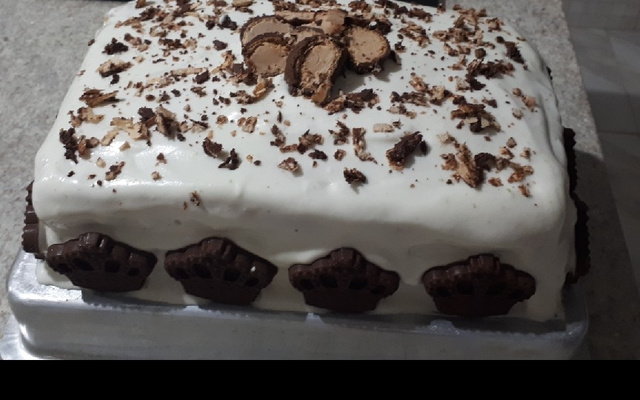 Bolo de chocolate com cobertura de marshmallow