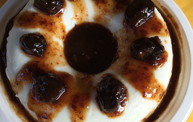 Manjar branco com calda de ameixa