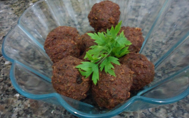 Bolinho de carne moída com hortelã