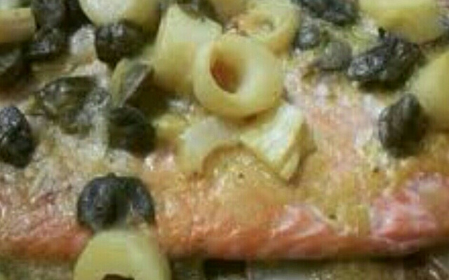 Salmão com alcaparras e palmito