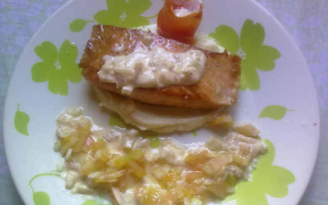 Salmão e purê de batatas ao vinagrete encorpado