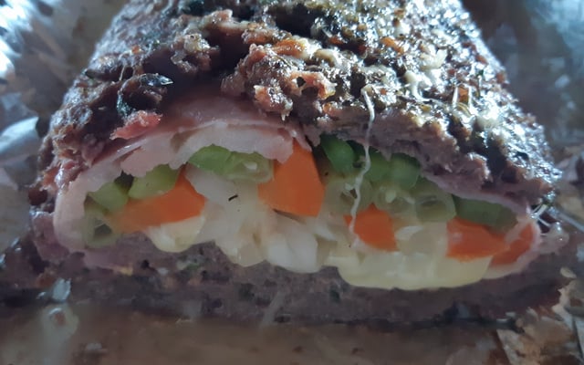 Rocambole de carne moída recheado