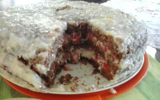 Bolo de chocolate com morango e coco - da Bia