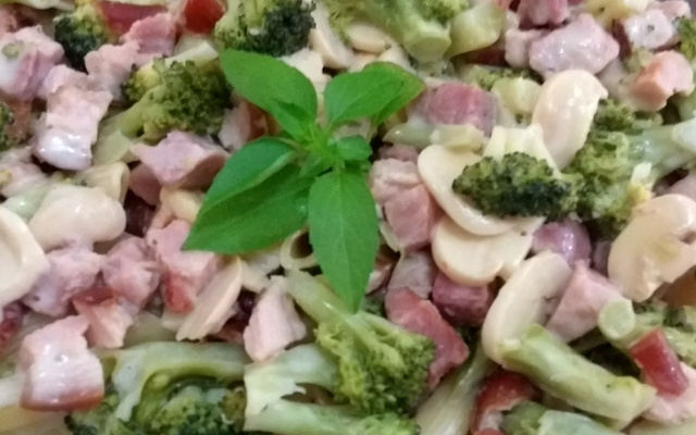 Penne ao molho quatro queijos com champignon