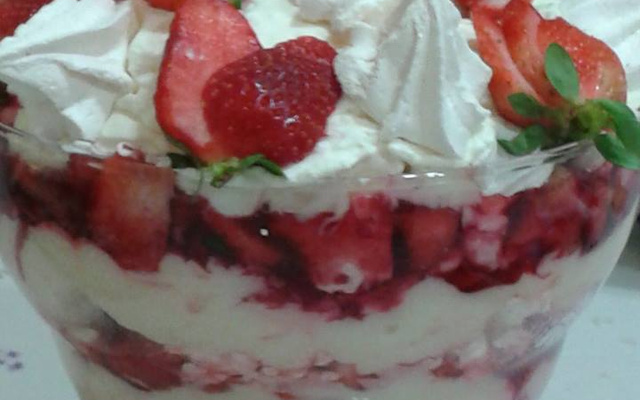 Merengue de morango com suspiro