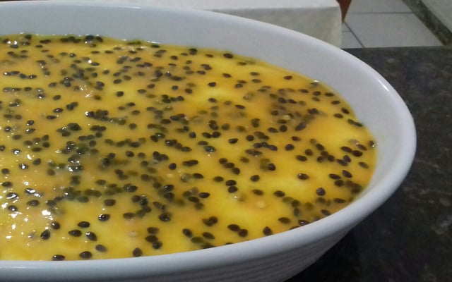 Mousse de maracujá com chocolate