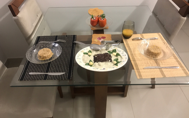 Filé mignon ao molho gorgonzola e tomates recheados