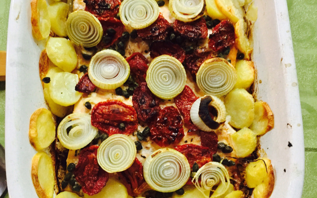 Salmão com tomate seco e alcaparras