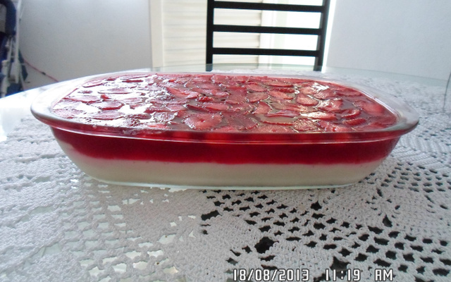 Brigadeirão com doce de morango