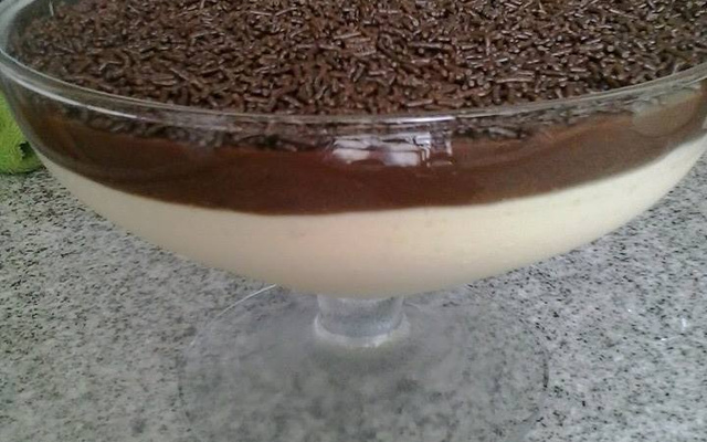 Mousse de maracujá com mousse de brigadeiro