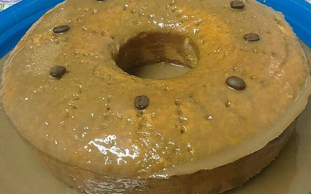 Bolo de baunilha sem fermento com cobertura de capuccino