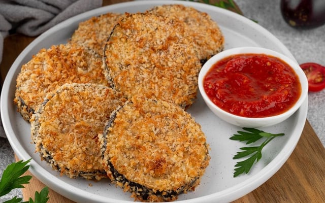 Berinjela empanada na airfryer cortada em rodelas com molho
