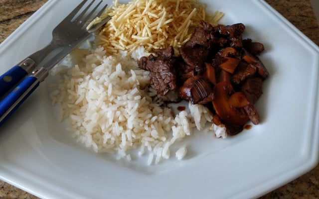 Tiras de alcatra com molho barbecue