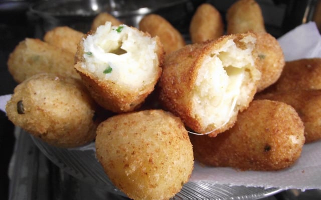 Bolinho de aipim com recheio de carne moída