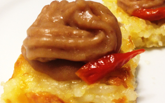 Canapé de arroz e feijão