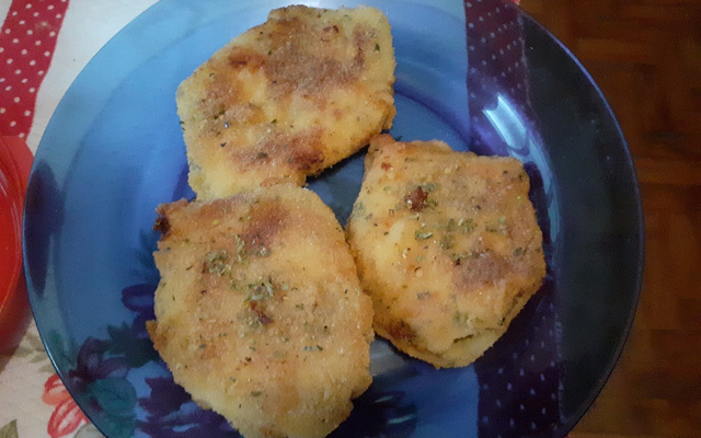 Filé de peito de frango empanado com açafrão