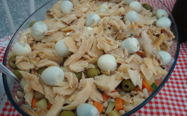 Salada de feijão-fradinho com bacalhau