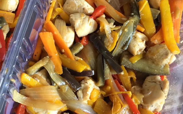 Peito de frango com legumes