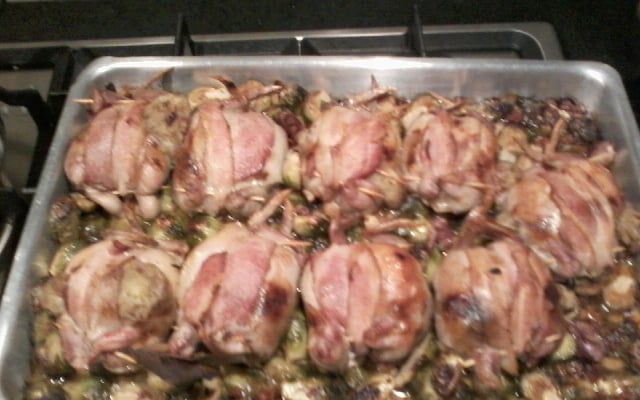 Codorna recheada com frutas e passas