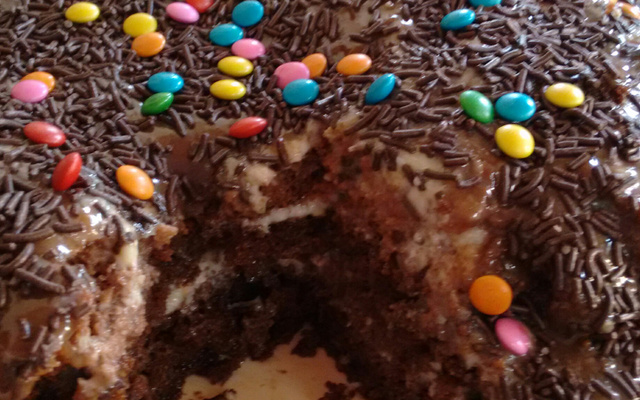 Bolo de chocolate com recheio de beijinho e pêssego