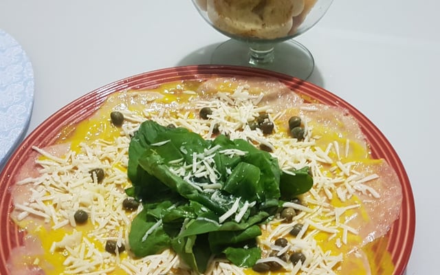 Carpaccio de salmão com queijo e rúcula 