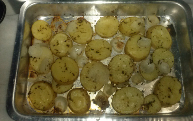 Batatas temperadas e assadas com casca