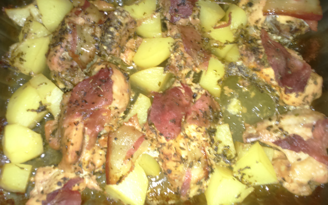 Frango assado com batatas