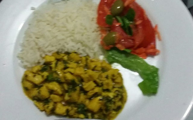 Frango com açafrão metido à caipira