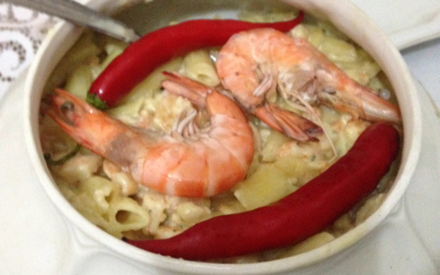 Macarrão ao molho de camarão e vinho branco