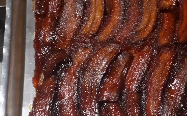 Bolo de banana com calda