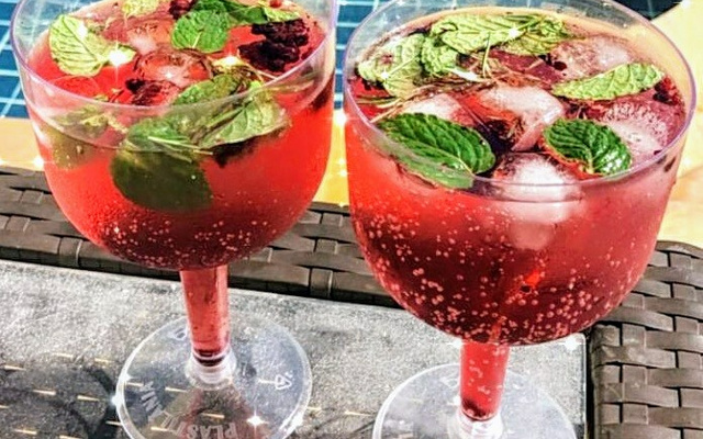 Gin de amora com hortelã