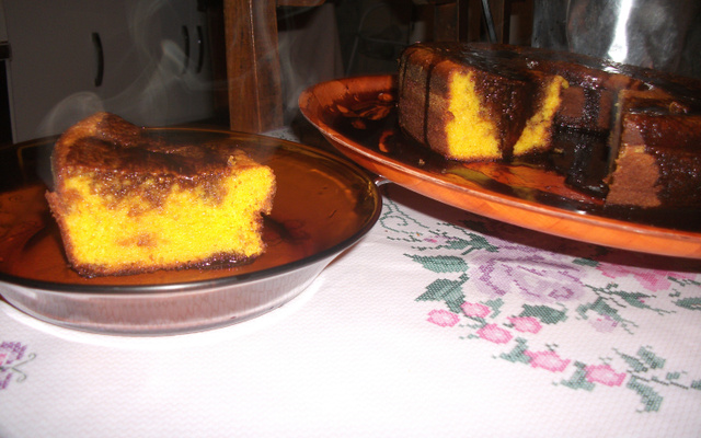 Bolo de cenoura com calda de chocolate que derrete na boca