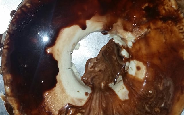 Sorvete de creme com cobertura de chocolate