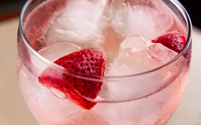Gin tônica com morango