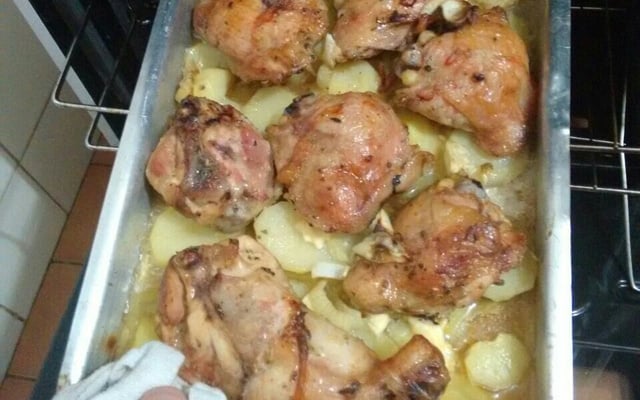 Coxa de frango assada com batatas