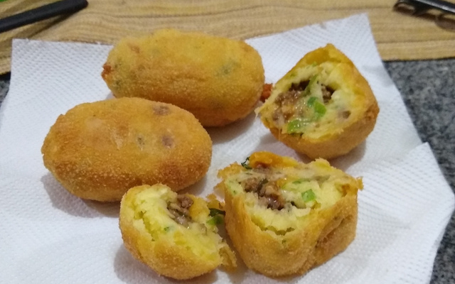 Bolinho de mandioca recheado