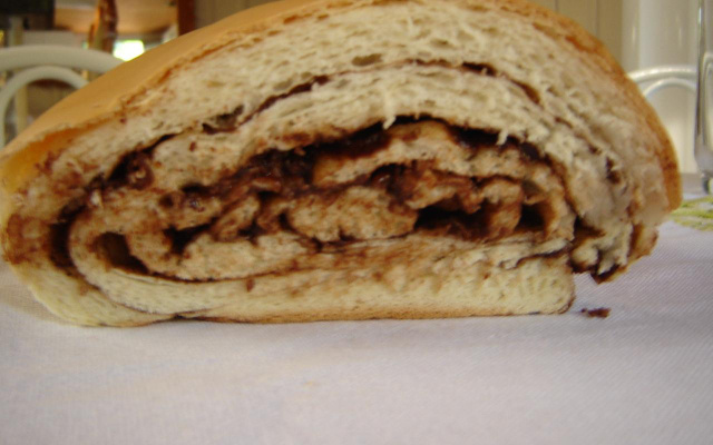 Pão caseiro recheado com chocolate