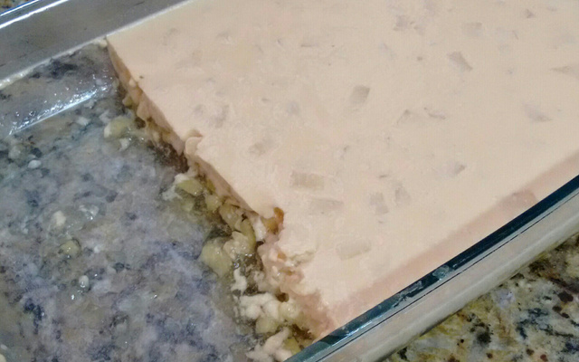 Doce de gelatina com abacaxi e creme