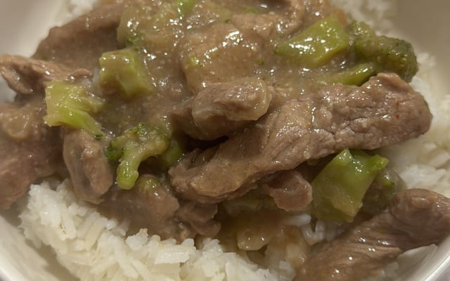 Carne oriental com brócolis