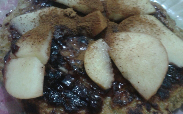 Panqueca tipo waffle de frutas e canela na frigideira (FIT)