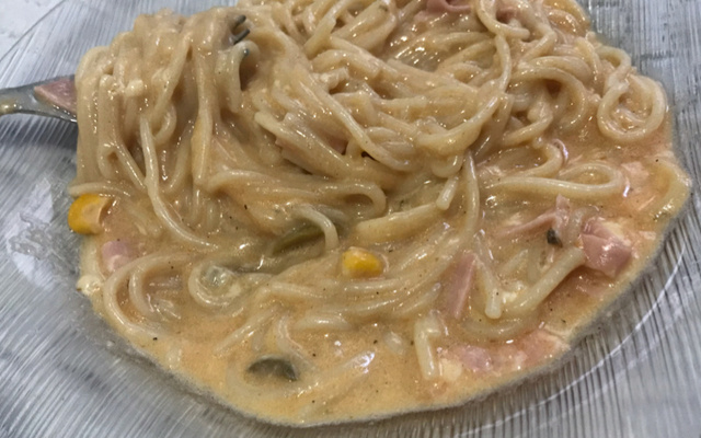 Macarrão cremoso com cogumelos e queijo cremoso