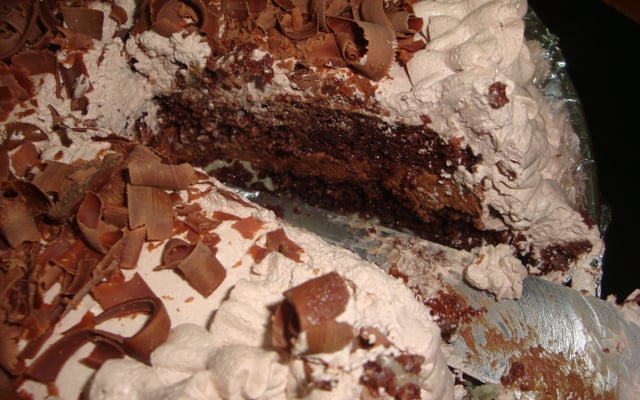 Bolo mousse de chocolate e prestígio