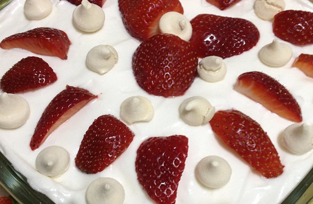 Merengue de morango com suspiros