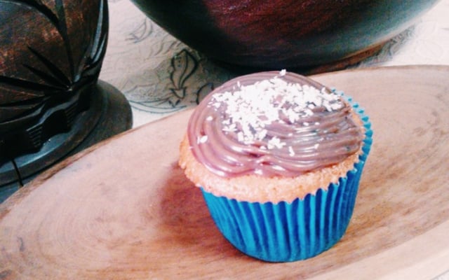 Cupcake de iogurte com recheio de coco e cobertura de brigadeiro