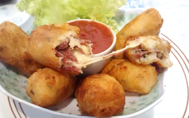 Macaxeira recheada frita