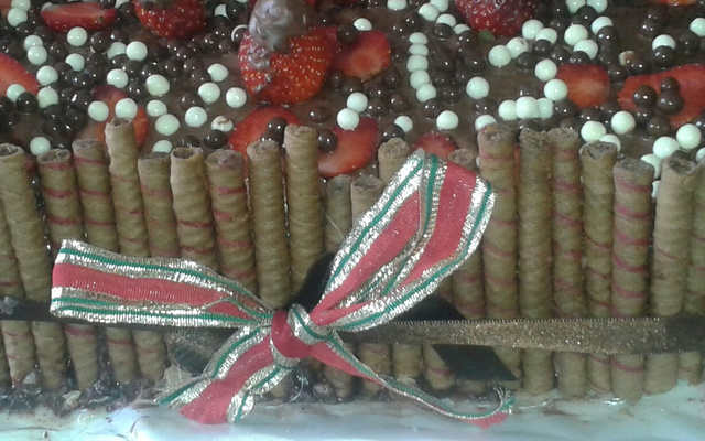 Bolo brigadeiro de chocolate com morangos