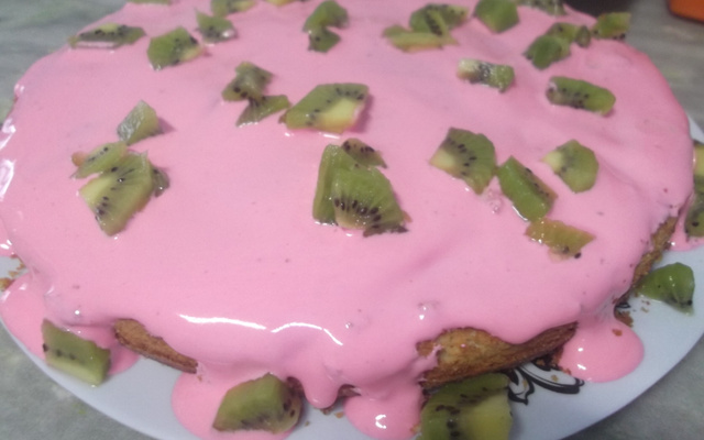 Bolo de kiwi com glacê mole de morango